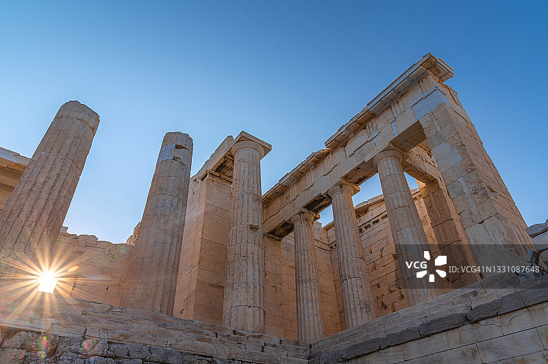 阳光穿过希腊雅典卫城的丙基亚图片素材