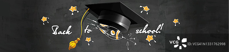 回学校!在现实的黑板上手绘毕业帽。创意海报或横幅。图片素材