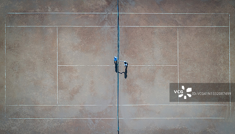 球员握手在网球比赛顶部视图图片素材
