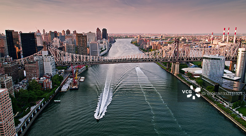 昆斯伯勒大桥之间的罗斯福岛和曼哈顿-无人机拍摄图片素材