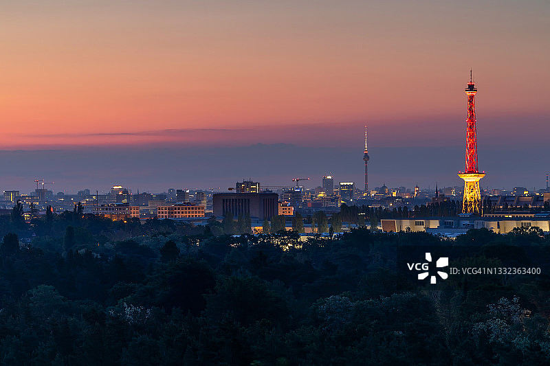 日出时柏林的天际线(德国)图片素材