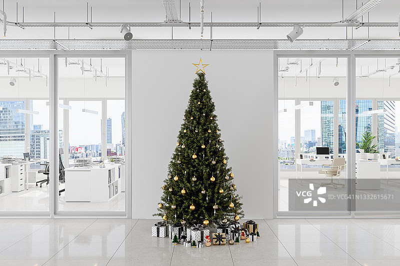 在城市景观背景的开放式办公室的白色空白墙前，装饰和礼品盒的圣诞树图片素材