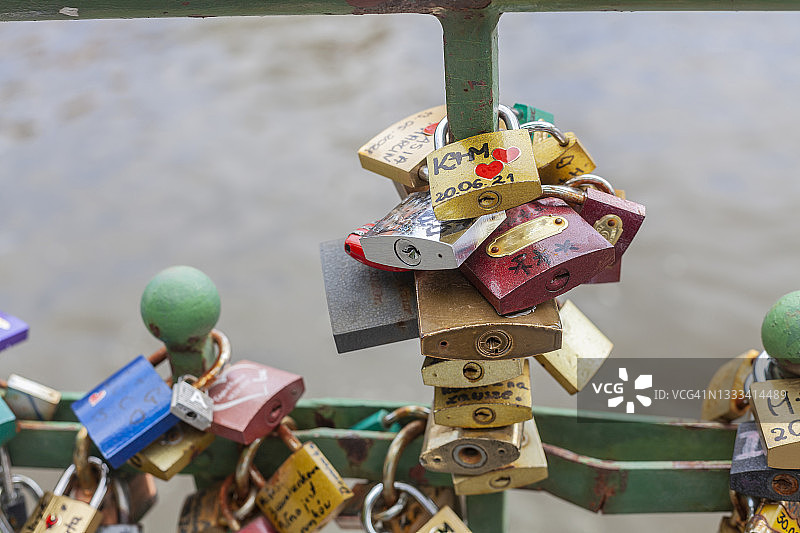 绿桥、大教堂桥或情侣桥上的挂锁。波兰弗罗茨瓦夫图片素材