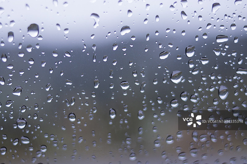 雨后雨点落在挡风玻璃上图片素材