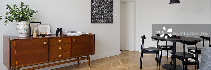 复古橱柜在折衷风格的房间，全景图片素材