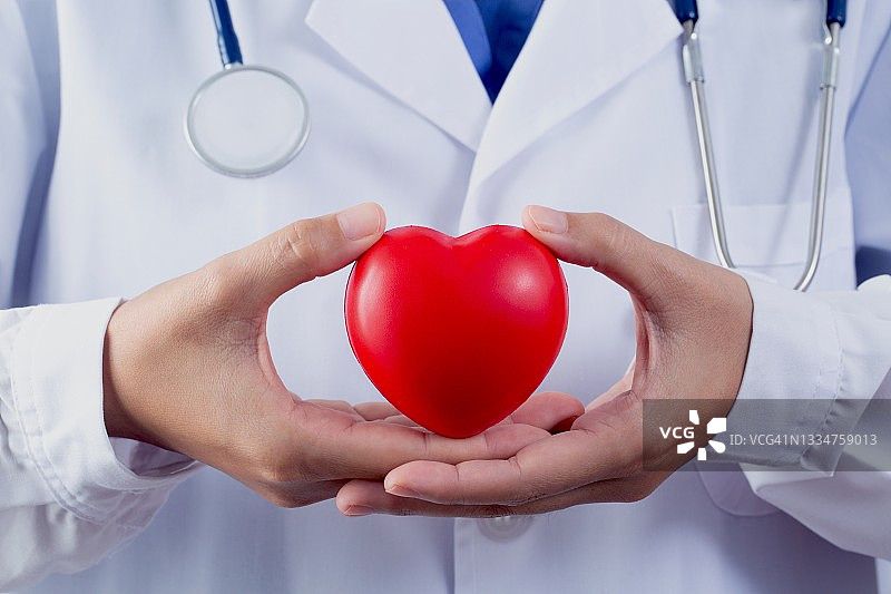 医生抱心为心脏病护理理念图片素材