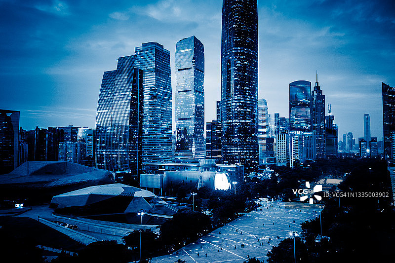 到了晚上，广州珠江新城密集的高层建筑都亮起了灯。中国广东省广州市图片素材