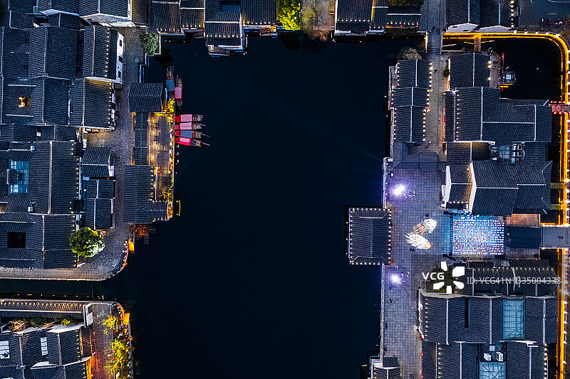 夜幕降临，湖边的房子都亮了起来。无人机俯视图角度。中国江苏省无锡市党口古镇图片素材