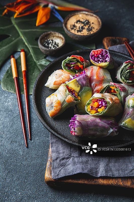 蔬菜虾春卷。越南菜图片素材