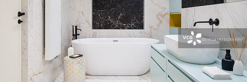 优雅的浴室，大独立式浴缸，全景图片素材