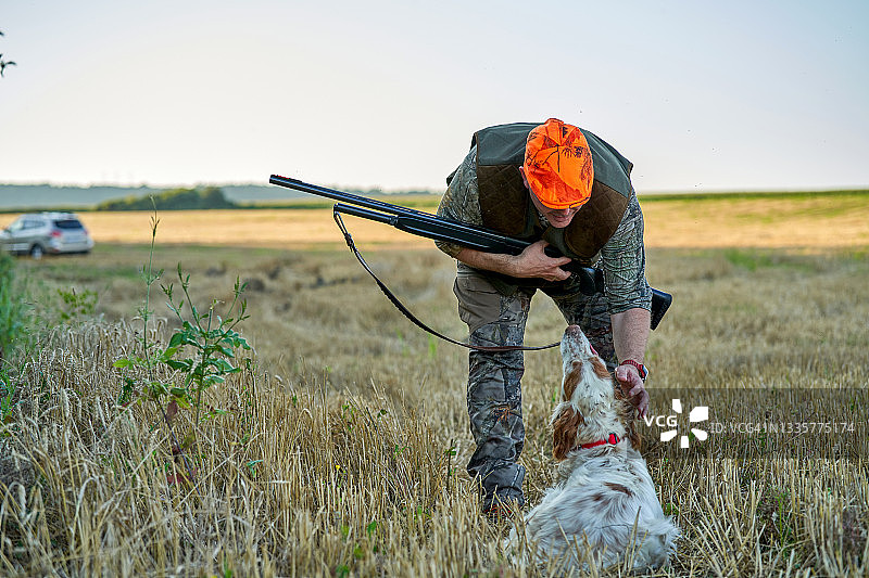 一个猎人和他的猎狗图片素材