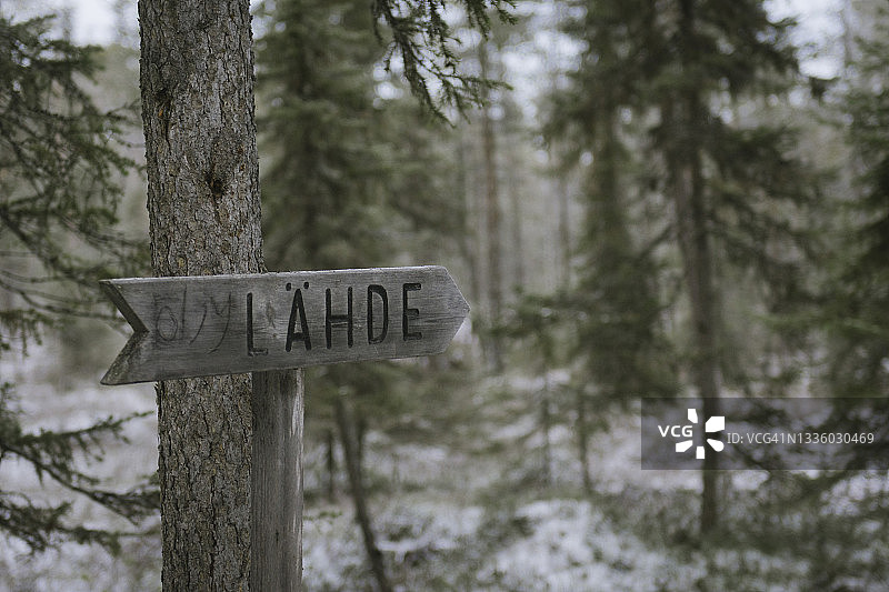 芬兰Lähde /冬季北极森林徒步旅行路线上的出口标志图片素材