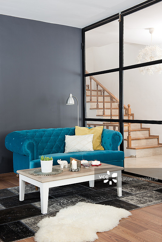 现代家庭室内客厅与窗座枕头图片素材