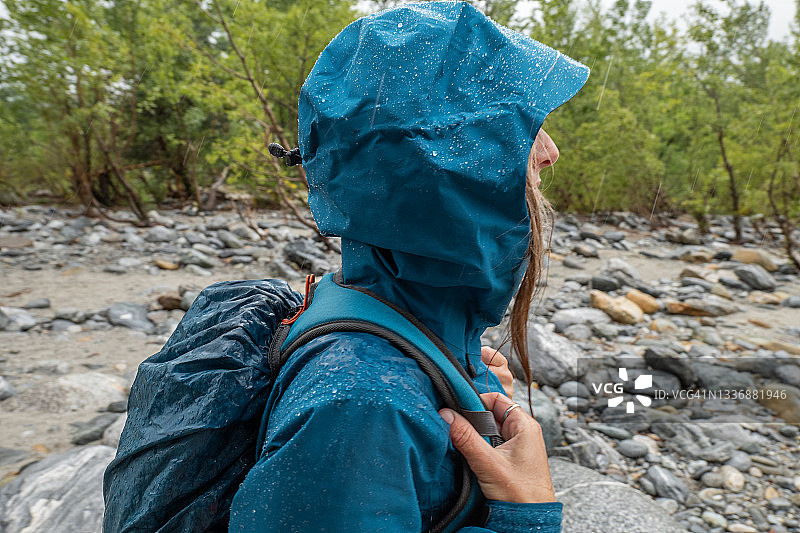 女徒步者遭遇暴雨图片素材