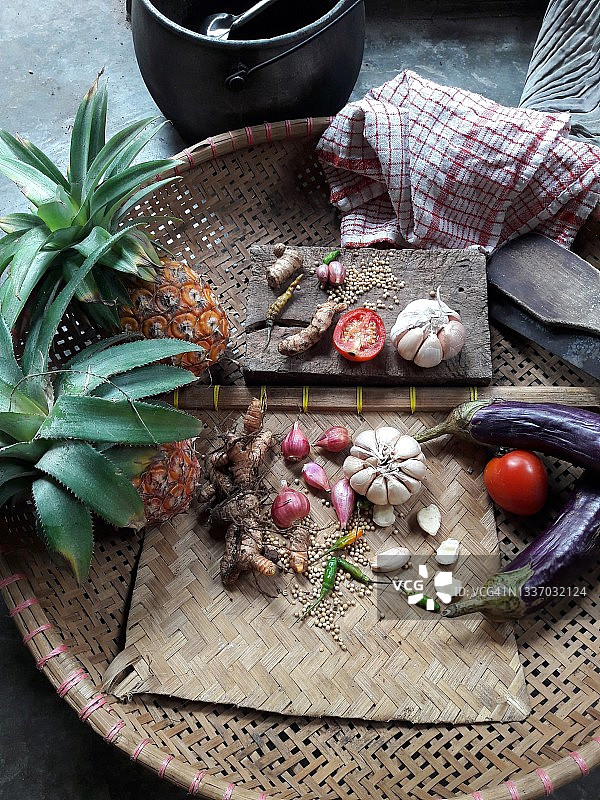 厨房里的竹编托盘上摆放着水果和蔬菜图片素材
