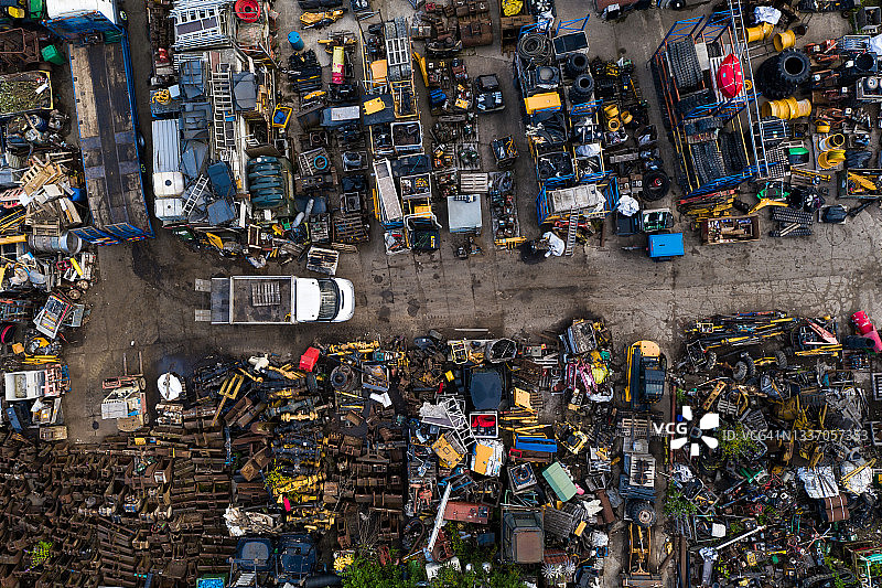 鸟瞰图的废金属场与车辆和复制空间图片素材