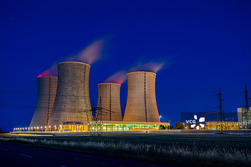 捷克共和国杜科瓦尼的夜间核电站图片素材