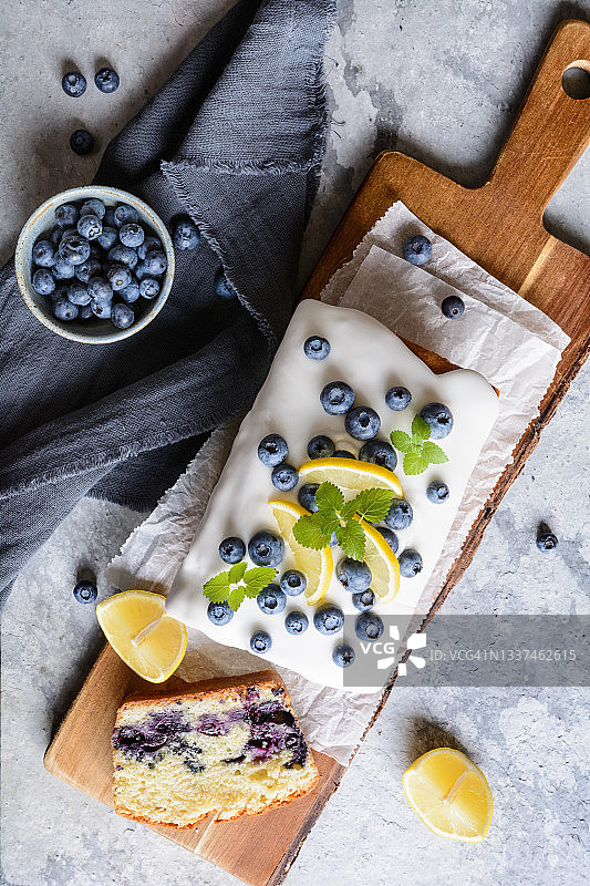 柠檬蓝莓面包蛋糕加糖釉图片素材