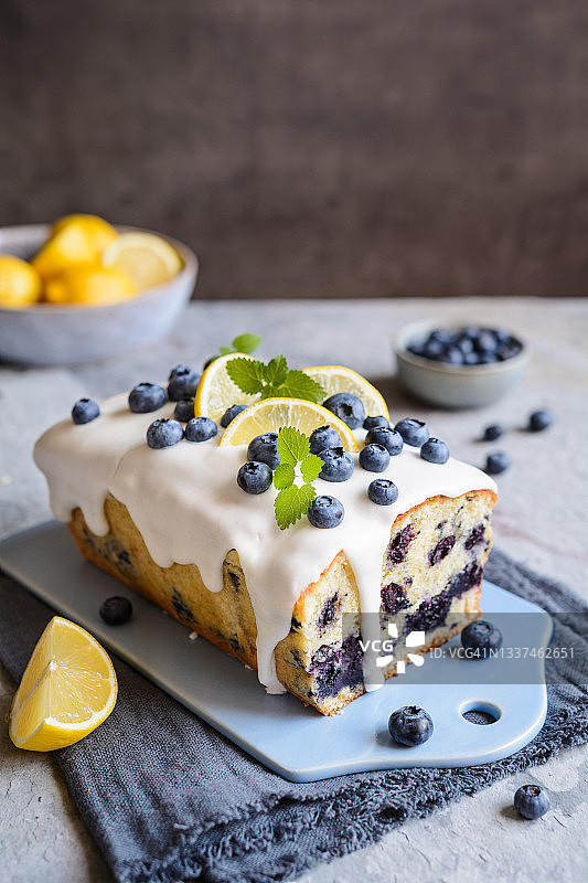 柠檬蓝莓面包蛋糕加糖釉图片素材