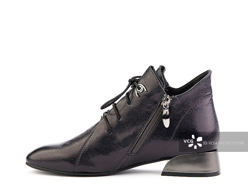 女士的秋天紫色皮革焦特布尔靴系带和平均高跟鞋，孤立的白色背景。左视图。时尚的鞋。鞋店概念摄影图片素材