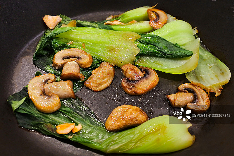 用煎锅煎白菜和蘑菇图片素材