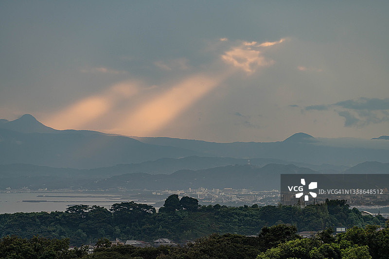 日本神奈川山上的落日余晖图片素材