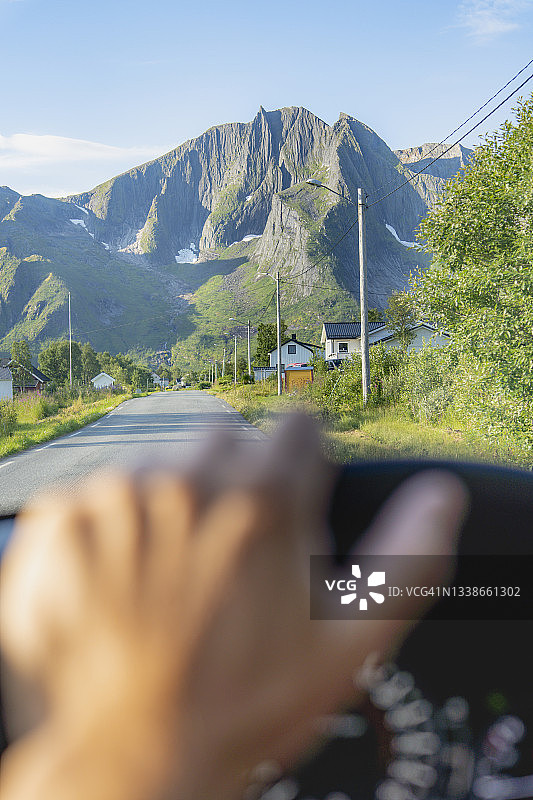 个人视角的人开车去山区，挪威图片素材