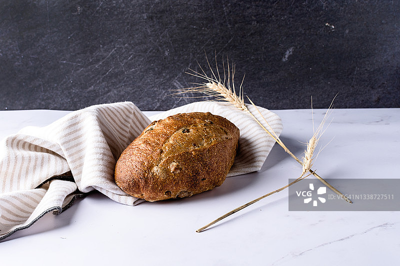 传统橄榄全麦面包，酥脆的棕色外壳。图片素材
