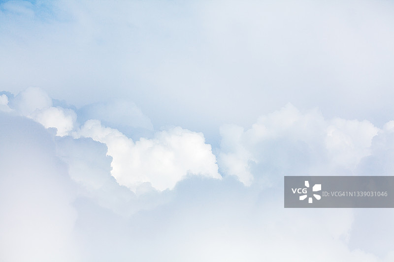 白色蓬松的云彩纹理，大朵柔和的淡蓝色积云特写，阴天背景，美丽的云景天空背景，晴朗的云天景观，多云天气景观，复制空间图片素材