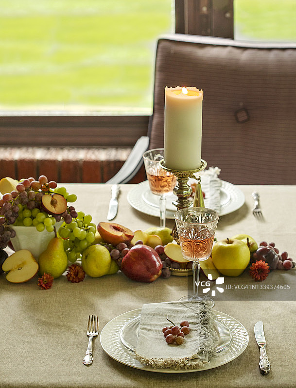 秋季餐桌装饰用新鲜水果图片素材