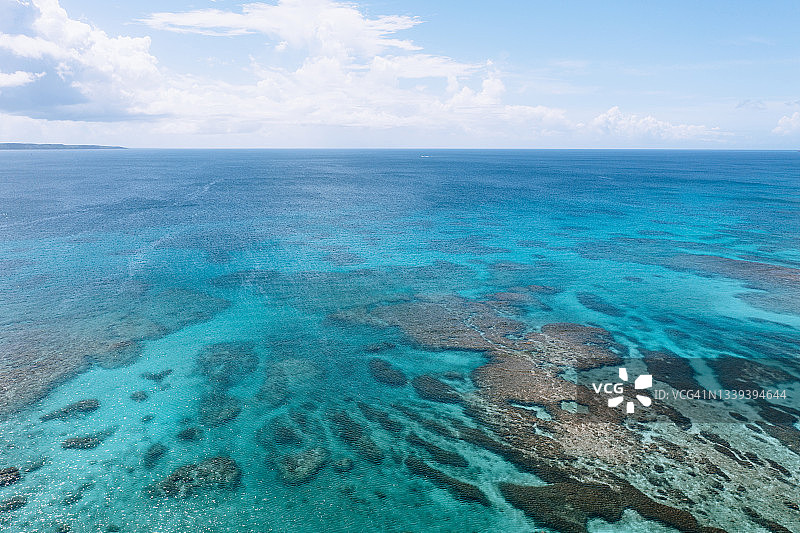 鸟瞰蓝色的热带海洋和珊瑚礁，冲绳，日本图片素材