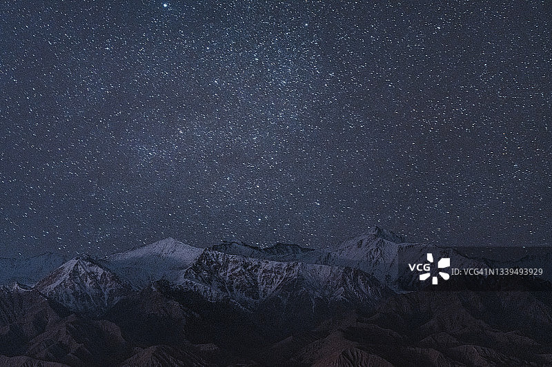 夜晚雪山上的星空图片素材