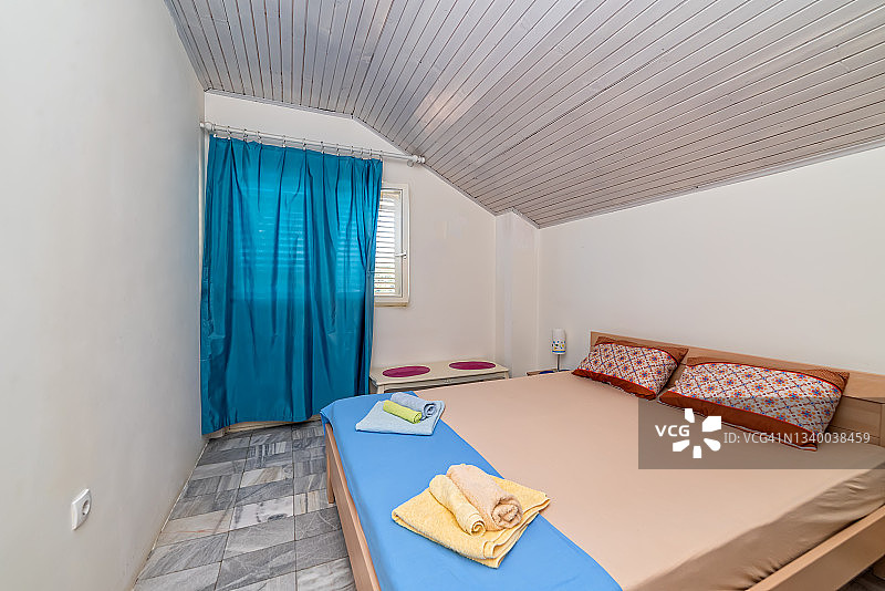 海边一间出租房间的内部。公寓地毯Diem在乌特耶哈，黑山。图片素材