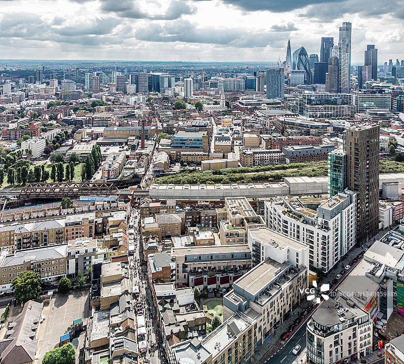 伦敦东部的布里克巷，市场在一个繁忙的周日进行，从一个高角度向南看伦敦市图片素材