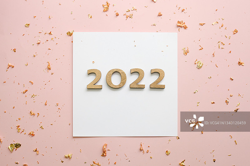 2022年新年贺卡。金色的五彩纸屑。图片素材