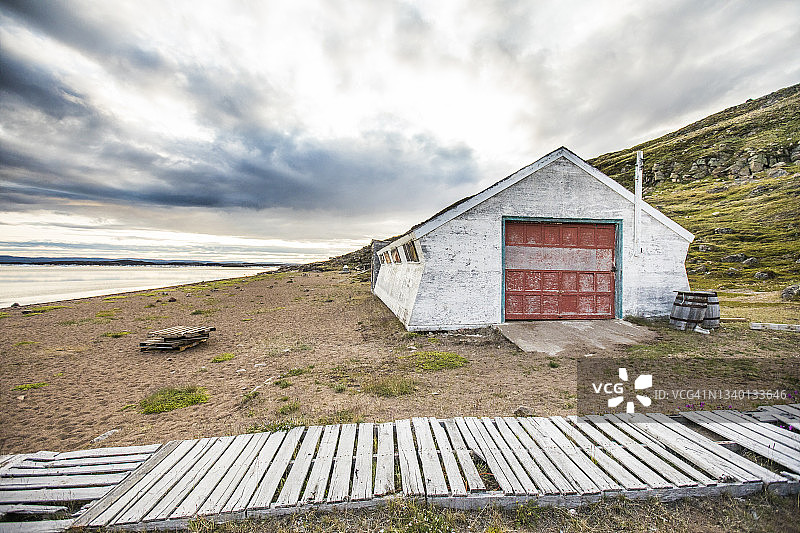 加拿大伊魁特岛阿佩克斯海滩上的老木屋。图片素材