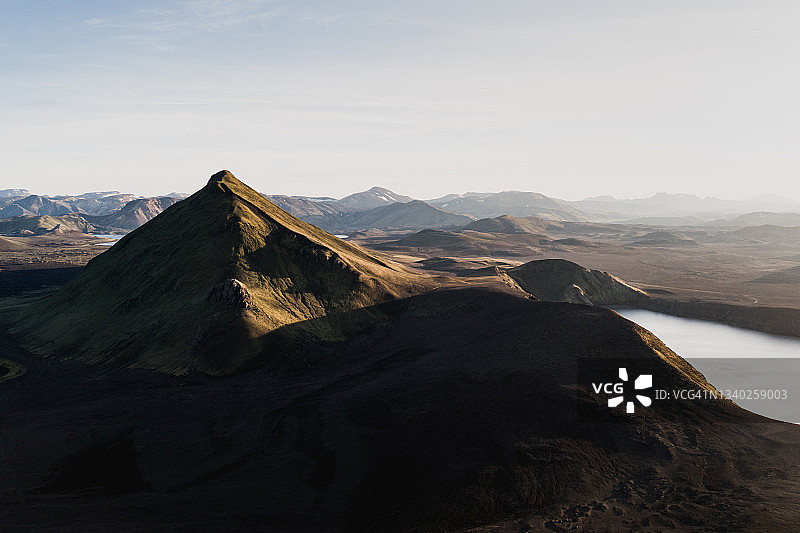 黄金时段的山峰鸟瞰图，冰岛高地图片素材