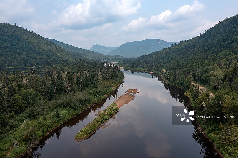 鸟瞰图的北方自然森林和河流在夏天，魁北克，加拿大图片素材