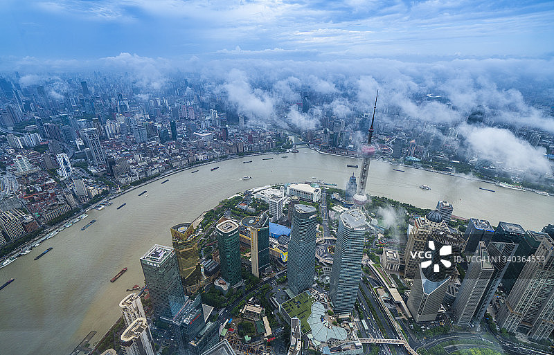 阳光明媚的上海天际线图片素材