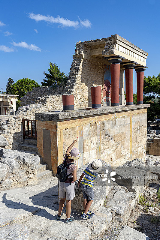 母亲和小男孩发现克诺索斯，克里特岛，希腊图片素材