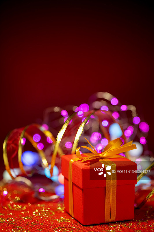 圣诞快乐! !圣诞礼物，彩灯和装饰品与复制空间图片素材