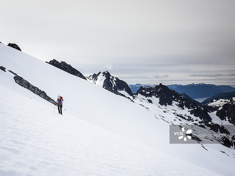 女登山运动员徒步穿越一座大冰川图片素材