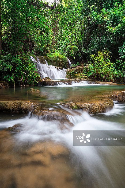 泰国天然森林深处的瀑布图片素材