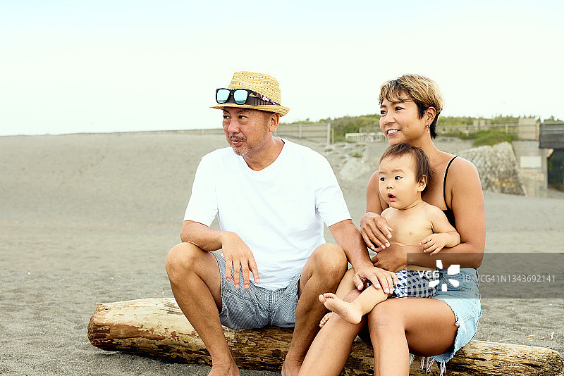在海滩上放松的全家福图片素材