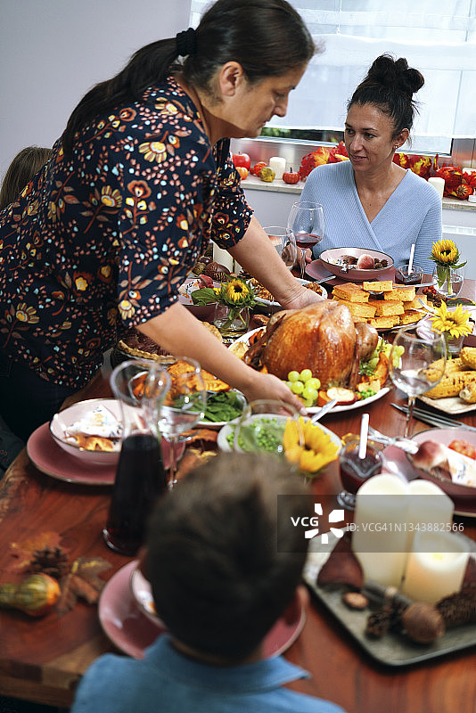 感恩节填馅火鸡与南瓜，豌豆，山核桃派和其他成分图片素材