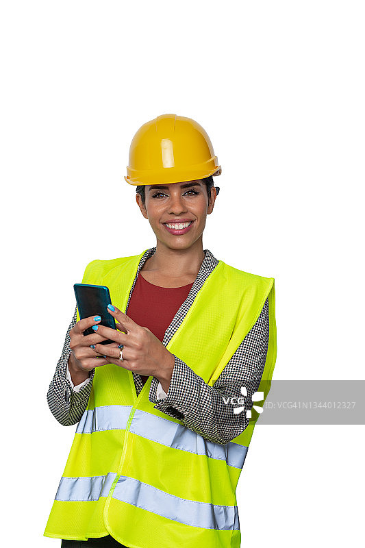 一个穿马甲戴安全帽的女人正在用手机拍照图片素材