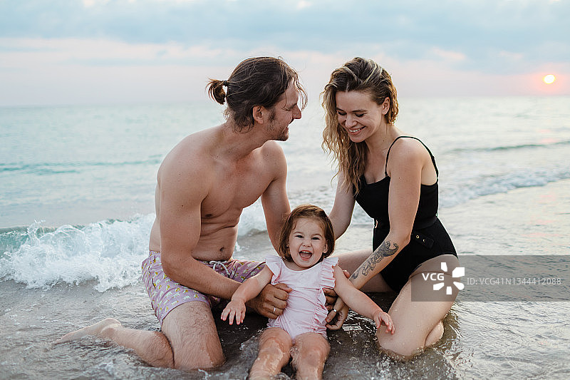 幸福美好的家庭一起在海滩上度过美好时光。图片素材