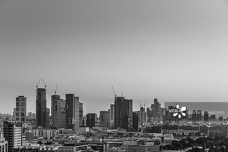黑色和白色的现代城市中心图片素材