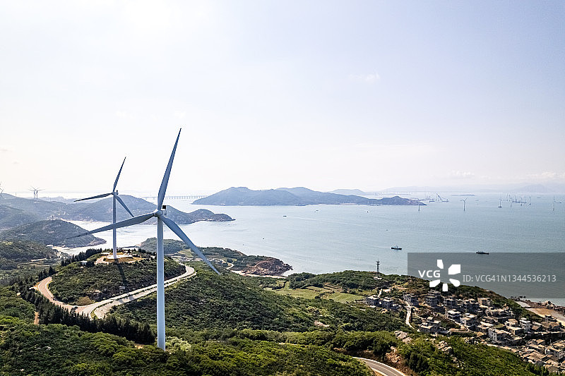 鸟瞰岛上的风力涡轮机和城镇图片素材