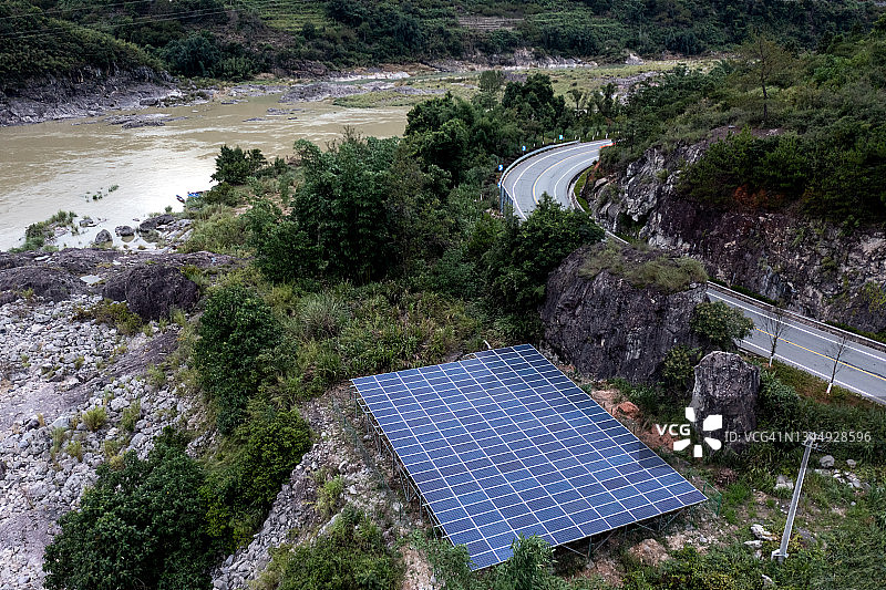 在蜿蜒的山路上俯视着太阳能电池板图片素材